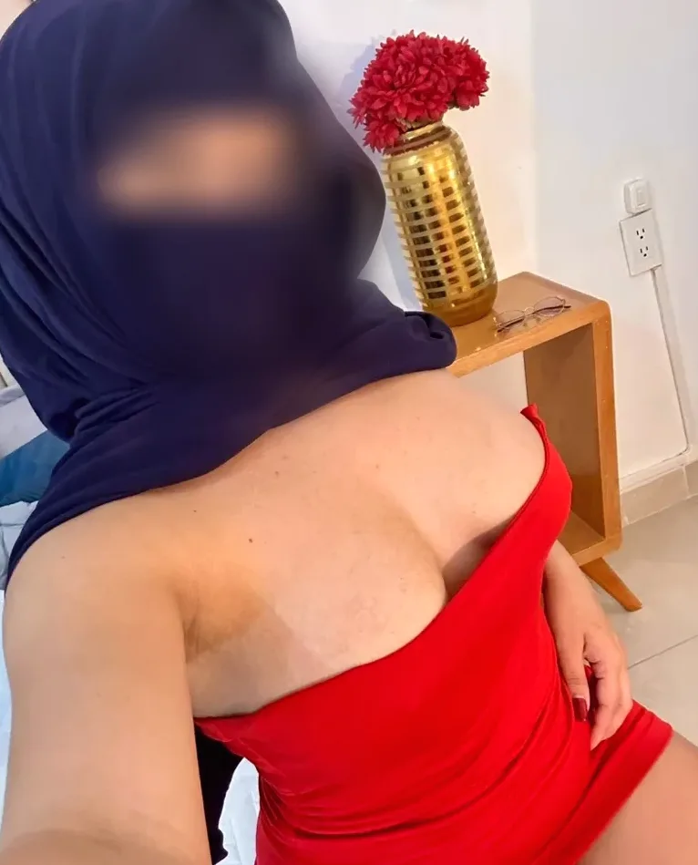 Amber, 25
